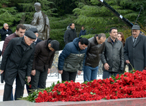 Azerbaijani public visits Alley of Honor to commemorate 12th death anniversary of Heydar Aliyev. Azerbaijan, Dec.12, 2015